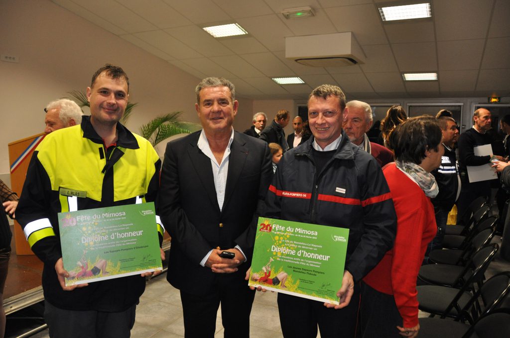 Eduard Klas, Mandelieus Bürgermeister Henri Leroy und Didier Holton mit dem Diplom d'Honneur.