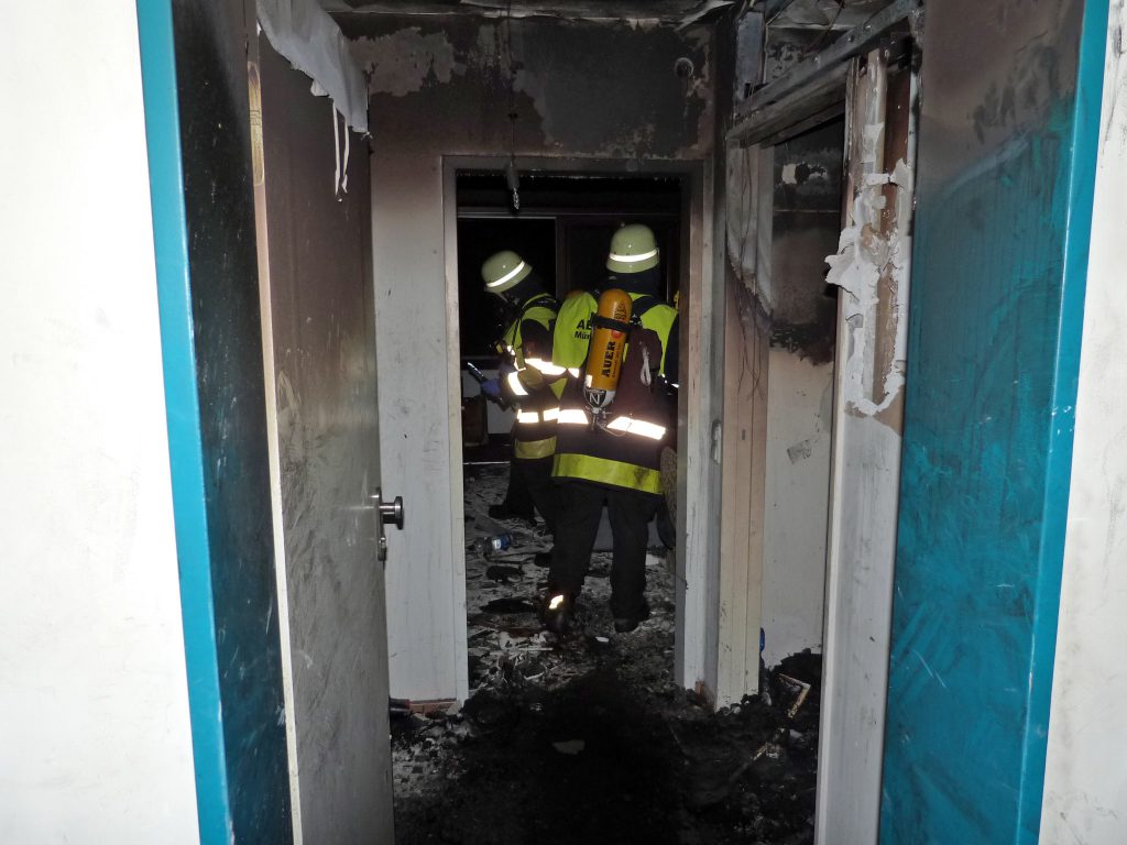 Der ABC-Zug München-Land nimmt in der Wohnung Schadstoffmessungen nach Abschluss der Brandbekämpfung vor.