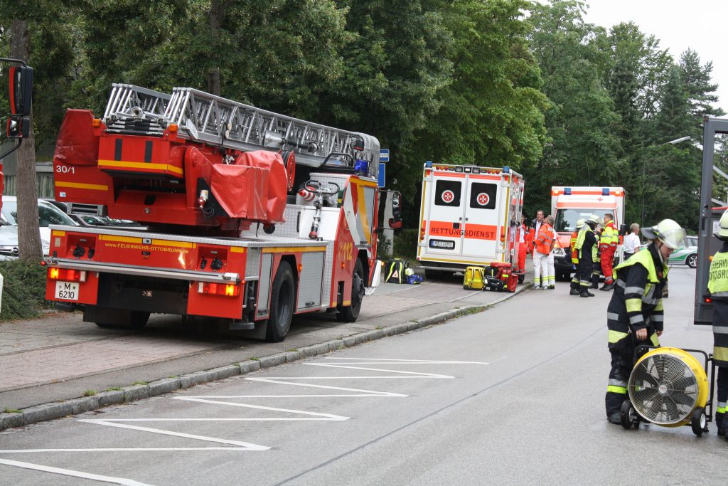 Feuerwehr und Rettungsdienst gemeinsam im Einsatz in der Robert-Koch-Straße.