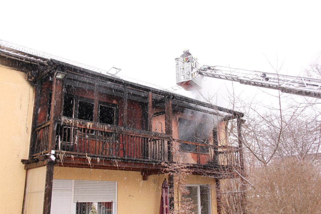 Brandspuren: Zu den Fenstern hatten die Flammen herausgeschlagen und der Balkon ist abgebrannt. Foto FF Neubiberg 