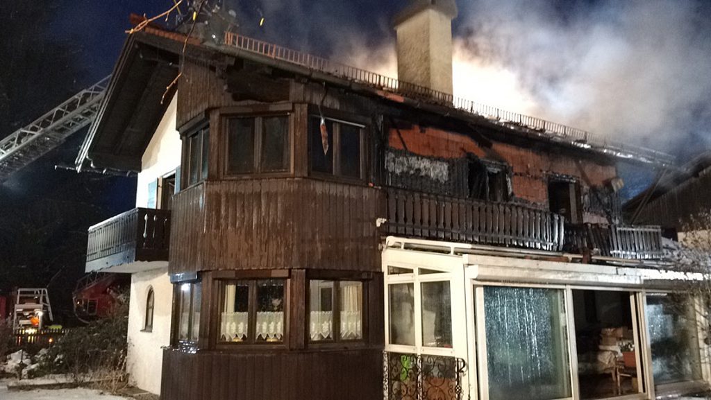 Das Haus von der Gartenseite. Das obere Stockwerk, der Balkon und das Dach sind von den Flammen verwüstet worden.